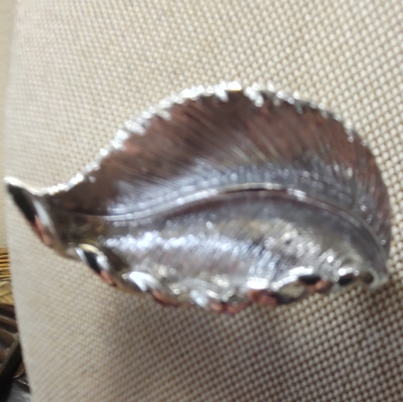 Vintage Gerry's Signed Silver Tone Leaf Brooch - Picture 5 of 8